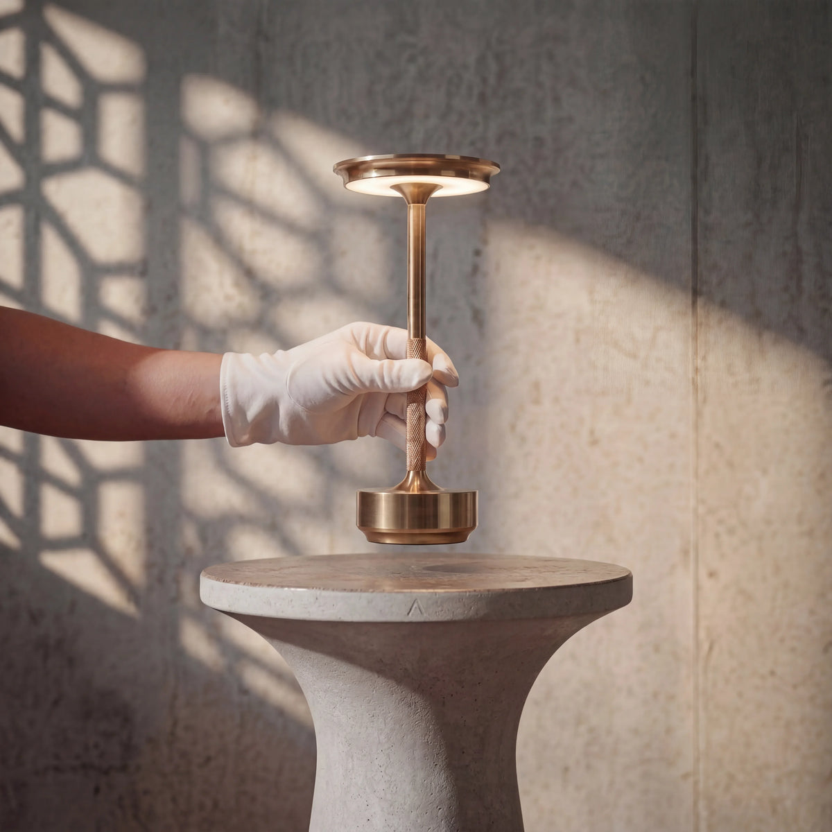 ECLARA ILUMINA cordless LED table lamp, Scandinavian design in gold metal, USB-C rechargeable, portable and cordless for the living room or restaurant